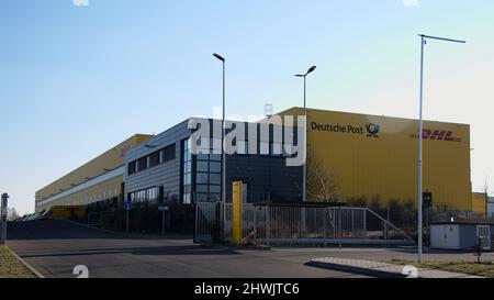 Magonza, Germania, 05 marzo 2022. Edificio del centro di distribuzione tedesco di pacchi postali e DHL con cielo blu. Foto Stock