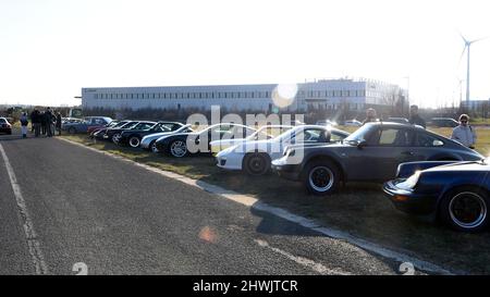 Magonza, Germania, 05 marzo 2022. Auto sportive parcheggiate in una classica riunione di auto con cielo chiaro e soleggiato. Foto Stock