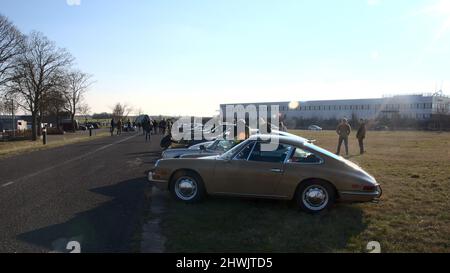 Magonza, Germania, 05 marzo 2022. Auto sportive parcheggiate in una classica riunione di auto con cielo chiaro e soleggiato. Foto Stock