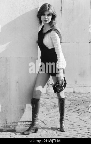 Modello e horror film attrice Madeline Smith pose indossare pantaloni caldi vestito con stivali alti ginocchio.24th Febbraio 1971. Didascalia locale *** Maddy Smith Foto Stock