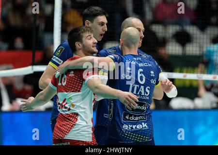 Unipol Arena, Bologna, Italia, marzo 06, 2022, Esultazione di ITAS Trentino in finale - Sir Safety Conad Perugia vs ITAS Trentino - Italian Volley Men Cup Foto Stock