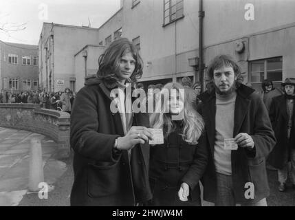 I tifosi si accaparrano per acquistare i biglietti per i concerti al Coventry Theatre, dove i Rolling Stones suoneranno a marzo. Questi tre sono felici di avere i loro biglietti nelle loro mani. Da sinistra: Paul Lovell, Barbara Leggett e Mick Dennis. 15th febbraio 1971 Foto Stock