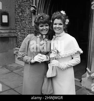 Il matrimonio dell'attore Bill Treacher e dell'attrice Katherine Kessey si tenne alla chiesa di St Leonard, Streatham. La sposa è raffigurata con la sua bridesmaid, sorella gemella Karen. 1st dicembre 1971. Foto Stock