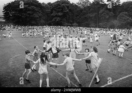 I bambini ballano in campagna a Teesside. 1973 Foto Stock