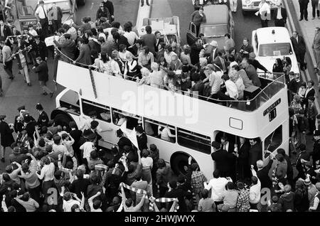 Un trionfante Chelsea FC, torna a casa dopo aver vinto la finale 1971 della Coppa delle Coppe europee Replay 2-1 contro il Real Madrid al Karaiskakis Stadium nel Pireo, Grecia. Foto all'aeroporto di Londra Heathrow, 22nd maggio 1971. Foto Stock