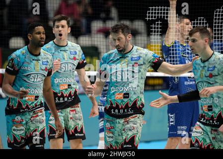 Unipol Arena, Bologna, Italia, marzo 06, 2022, Esultazione di Sir Safety Conad Perugia in finale - Sir Safety Conad Perugia vs ITAS Trentino - Italian Volley Men Cup Foto Stock