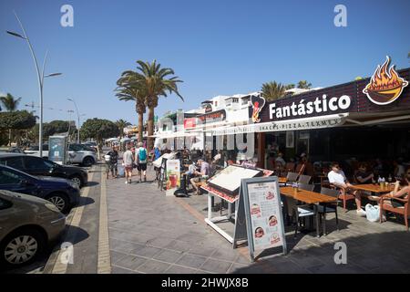 bar e ristoranti turistici sul lungomare di av avenida de las playas principale località balneare puerto del carmen, lanzarote, isole canarie, spagna Foto Stock