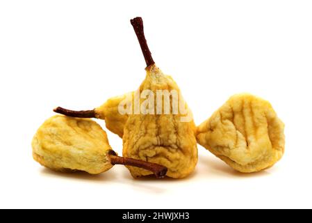 Isola di pera. Pera ed asciugato o appassito su sfondo bianco. Frutta Foto Stock