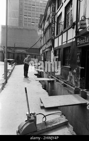 Il sollevamento dei vecchi sambles nel centro di Manchester inizia con un ascensore di circa mezzo pollice. La parte anteriore del vecchio edificio mostra i grandi supporti in cemento armato costruiti sotto la struttura. 22nd luglio 1971. Foto Stock