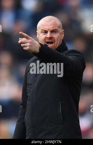 Il direttore di Burnley Sean Dyche durante la partita della Premier League tra il Burnley FC e il Chelsea FC a Turf Moor, Burnley, Regno Unito. Data foto: Sabato 5 marzo 2022. Il credito fotografico dovrebbe leggere: Anthony Devlin Foto Stock