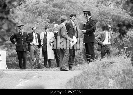 The Saturday Night Strangler, settembre 1973. I sedici anni Geraldine Hughes e Pauline Floyd sono stati trovati uccisi a Llandarcy domenica 16th settembre 1973. Il crimine resterà irrisolto per quasi 30 anni. L'ispettore capo del detective Paul Bethell ha esaminato il caso freddo nel 2000. Nel corso di tre anni, sarebbe diventato il primo detective a identificare un killer attraverso il DNA di suo figlio, il primo a risolvere un crimine che aveva prestato irrisolto per quasi 30 anni, il primo ad esumare un serial killer per dimostrare la sua identità. La nostra foto mostra, polizia alla scena del crimine, 16th settembre 1973. Foto Stock