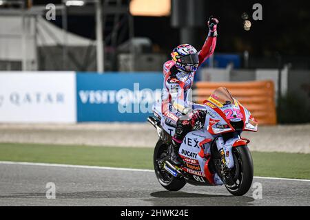 Doha, Qatar. 06th Mar 2022. Enea Bastianini del Gresini Racing MotoGP celebra la vittoria del Gran Premio del Qatar sul circuito Internazionale di Losail il 6th 2022 marzo a Doha, in Qatar. Credit: Tom Kirkwood/Alamy Live News Foto Stock