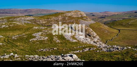 Smearsett Scart è il punto più alto di una lunga cresta di calcare tra Little Stainforth a Ribblesdale e Austwick a Crummackdale Foto Stock