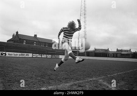 Rose Reilly, 16 dell'East Ayrshire Scotland, talentuoso calciatore per Stewarton & Thistle Ladies Football Club, nella foto durante la sessione di allenamento di febbraio 1971. Foto Stock