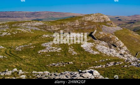 Smearsett Scart è il punto più alto di una lunga cresta di calcare tra Little Stainforth a Ribblesdale e Austwick a Crummackdale Foto Stock