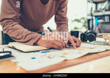 Tourist leggere la mappa stradale e la pianificazione prima di viaggiare in vocazione, vacanze o lungo abboziato. Concetto di viaggio, avventura e scoperta. Foto Stock