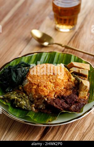 Nasi Padang servì con Rendang, giovane curry di Jackfruit, foglie di Cassava, e Sambal Hijau o Lado Mudo Foto Stock