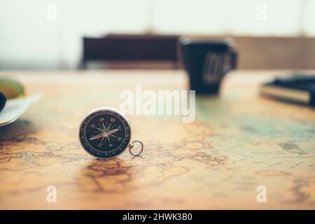 Bussola magnetica sulla mappa del mondo. Concetto di viaggio, avventura e scoperta. Foto Stock