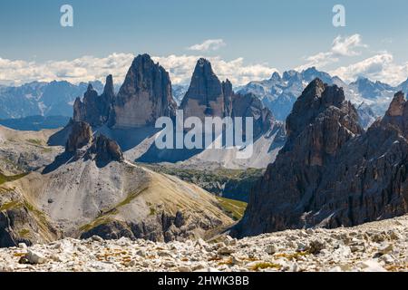 Vista sulla Torre dei Scarperi, le cime delle tre Cime di Lavaredo. Le Dolomiti Sesto. Alpi Italiane. Europa. Foto Stock