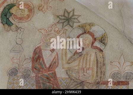 Affresco medievale del 1300s raffigurante l'incoronazione della Vergine sulla parete orientale della chiesa di Oerslev, Danimarca, 9 agosto 2021 Foto Stock