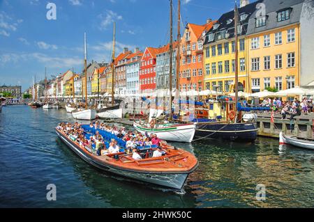 Colorato lungomare del 17 ° secolo, canale Nyhavn, Copenaghen (Kobenhavn), Regno di Danimarca Foto Stock