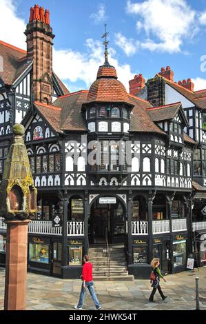 Alta croce con le righe dietro, Bridge Street, Chester, Cheshire, Inghilterra, Regno Unito Foto Stock