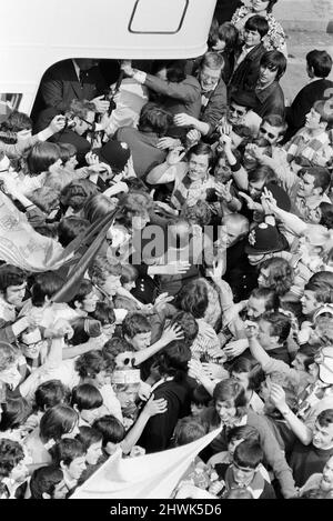 Un trionfante Chelsea FC, torna a casa dopo aver vinto la finale 1971 della Coppa delle Coppe europee Replay 2-1 contro il Real Madrid al Karaiskakis Stadium nel Pireo, Grecia. Foto all'aeroporto di Londra Heathrow, 22nd maggio 1971. Foto Stock