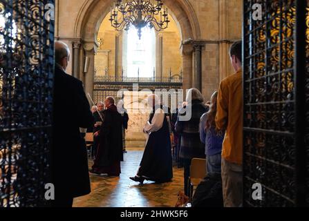 L'arcivescovo di Canterbury Justin Welby (a destra) torna all'alter alto dopo aver dato un sermone durante un Evensong corale alla Cattedrale di Chichester. Data foto: Domenica 6 marzo 2022. Foto Stock