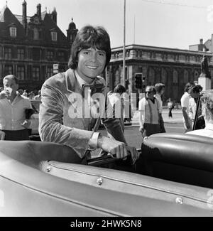 Cliff Richard lascia un hotel di Birmingham per lavori di location sul suo ultimo film, Take Me High, giugno 1973. Foto Stock