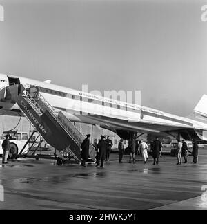 Il Duca di Edimburgo volerà la Concorde 002 costruita dagli inglesi a Mach Two - il doppio della velocità del suono - questo pomeriggio sopra la baia di Biscaglia. Il volo era stato ritardato per più di tre ore quando si è sviluppato un guasto nell'impianto frenante mentre l'aereo stava tassando per il decollo. Poi i tecnici hanno sostituito una valvola idraulica. 12th gennaio 1972. Foto Stock