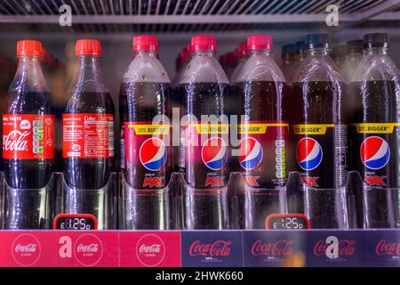 Swansea, Galles, Regno Unito, 30 novembre 2018 : Coca Cola e Pepsi Max entrambi sono bibite analcoliche rinfrescanti gassate che sono venduti in bottiglie di plastica in Foto Stock