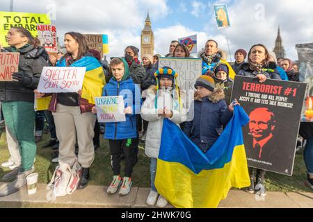 Londra, Regno Unito. 6 marzo 2022. I manifestanti si riuniscono vicino al Big Ben e al Palazzo di Westminster a Londra per mostrare solidarietà all'Ucraina. I manifestanti hanno segnali che condannano le azioni russe e mostrano bandiere ucraine, chiedendo sostegno e protezione internazionali. La gente si riunisce in piazza del Parlamento per mostrare solidarietà e protesta contro la crisi in corso in Ucraina. Penelope Barritt/Alamy Live News Foto Stock