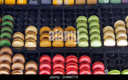 Mix colorato biscotti francesi macaroon in vassoi Foto Stock