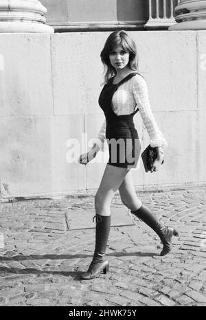 Modello e horror film attrice Madeline Smith pose indossare pantaloni caldi vestito con stivali alti ginocchio.24th Febbraio 1971. Didascalia locale *** Maddy Smith Foto Stock