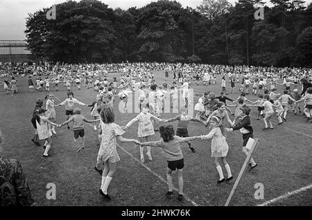 I bambini ballano in campagna a Teesside. 1973 Foto Stock