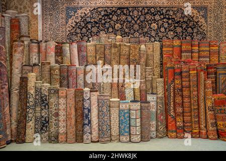 Varietà di splendidi tappeti orientali nel tradizionale negozio di tappeti in Medio Oriente Foto Stock