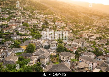 Vecchie case ottomane a Gjirokaster al tramonto, primo piano Albania Foto Stock