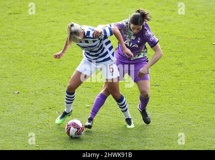 Gemma Evans di Reading (a sinistra) e Rachel Williams di Tottenham Hotspur combattono per la palla durante la partita della Barclays fa Women's Super League al Select Car Leasing Stadium di Reading. Data foto: Domenica 6 marzo 2022. Foto Stock