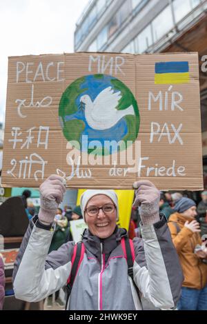 Londra, Regno Unito. 6th Mar 2022. Manifestazione a Portland Place, BBC, per fermare la guerra in Ucraina e non più l'espansione della NATO. La protesta poi si sposta dalla BBC prima di finire a Trafalgar Square. Penelope Barritt/Alamy Live News Foto Stock