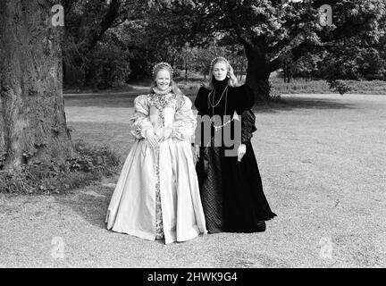 Le riprese di "Mary, Queen of Scots" sono iniziate presso gli Shepperton Studios. Glenda Jackson suona Elisabetta i d'Inghilterra e Vanessa Redgrave è Maria, Regina degli scozzesi. 13th maggio 1971. Foto Stock