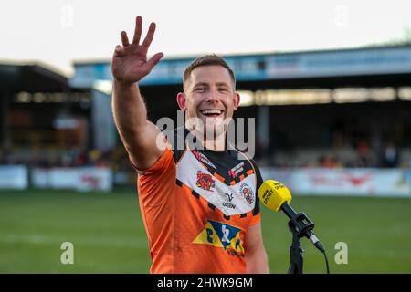 Greg Eden #23 di Castleford Tigers celebra la vittoria con i sostenitori dopo il gioco Foto Stock