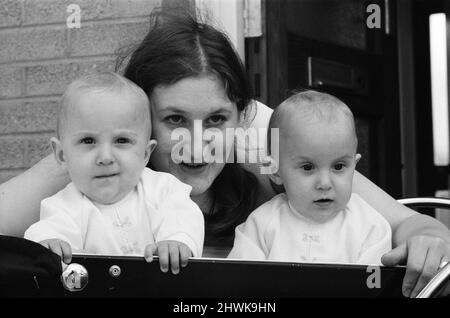 Le sorelle gemelle Anna (a destra) e Barbara Rozycki, a casa a Coventry, amano fare tutto insieme. Come compagni di gioco, sono inseparabili. Le ragazze sono un accoppiamento bonny ora. Ma quando sono nati quasi un anno fa lo scorso maggio ci sono stati timori per la loro sopravvivenza, perché le ragazze sono Siamese gemelli. Sono stati Uniti al petto e all'addome. Il giorno dopo che sono stati sopportati hanno avuti chirurgia di emergenza all'ospedale pediatrico di Birmingham. È stato un grande successo. 16th maggio 1971. Foto Stock