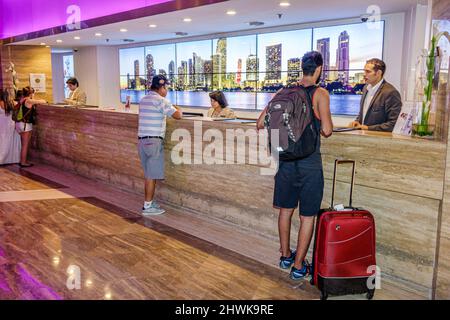 Miami Florida,Intercontinental Hotel lobby,reception check in reception prenotazioni registrare gli ospiti che controllano il personale degli impiegati Foto Stock