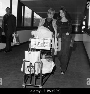 Debbie Reynolds e la sua figlia di 15 anni Carrie Fisher all'aeroporto di Heathrow oggi, prima di volare a Madrid. 12th febbraio 1972. Foto Stock