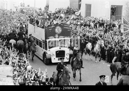 Un trionfante Chelsea FC, torna a casa dopo aver vinto la finale della Coppa delle Coppe europee del 1971 Replay 2-1 contro il Real Madrid nel Pireo, in Grecia. Foto durante la Victory Parade, Fulham, Londra, 22nd maggio 1971. Foto Stock