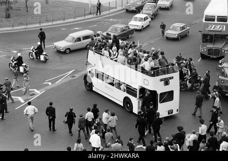 Un trionfante Chelsea FC, torna a casa dopo aver vinto la finale 1971 della Coppa delle Coppe europee Replay 2-1 contro il Real Madrid al Karaiskakis Stadium nel Pireo, Grecia. Foto all'aeroporto di Londra Heathrow, 22nd maggio 1971. Foto Stock