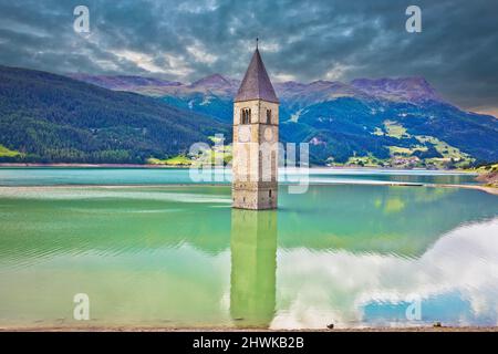 Campanile sommerso di Curon Venosta o Graun im Vinschgau sul lago di Reschen vista paesaggio, Alto Adige regione Italia Foto Stock