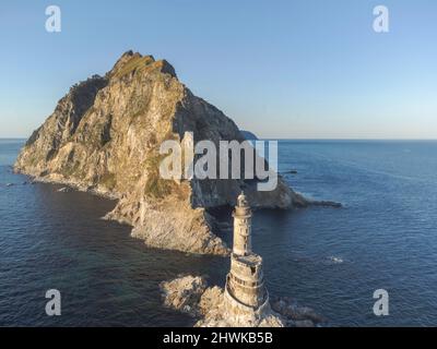 Vista aerea il faro abbandonato Aniva a Sakhalin Island, Russia. Foto Stock