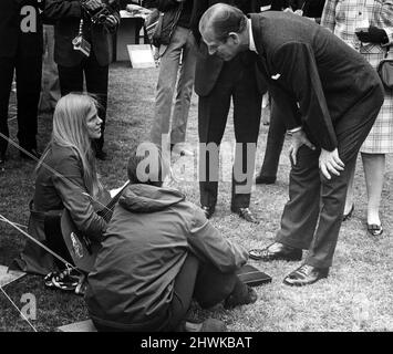 Visita del Principe Filippo, Duca di Edimburgo, Nord Ovest. Il Duca si avvia a chiacchierare con la chitarra suonando Ruth Caulfield, di 17 anni, di Arley Close, Chester. Circa maggio 1972. Foto Stock