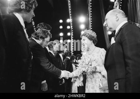 Sua Maestà la Regina Elisabetta II, scortata da Media Mogul Lew Grade (a destra), scuote le mani con le stelle al Royal Gala Variety Performance al London Palladium in aiuto del British Olympics Appeal Fund.22nd maggio 1972. Foto Stock